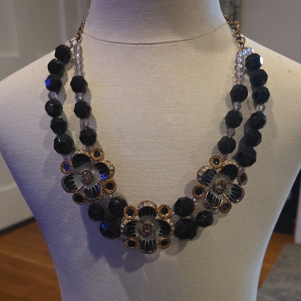 Elegant Black and Gold Floral Necklace
